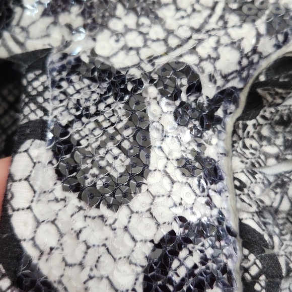 United World Ware Blouse Womens Size M Petite Black 2hite Paisley pleaded Top - Picture 6 of 13